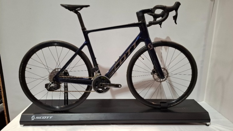 SCOTT ADDICT ERIDE 20 BIKE MODEL: 286544 SIZE: 56 ORIG RRP &pound;4,999 ADDICT RC DISC HMX CARBON FRAME ADDICT ERIDE HMX FORK SRAM RIVAL ETAP AXS 24 SPEED MAHLE MOTOR HUB DRIVE SYNCROS CAPITAL 2.0 25E DISC WHEELS SCHWALBE ONE TYRES SYNCROS CARBON/ALLOY PARTS (S