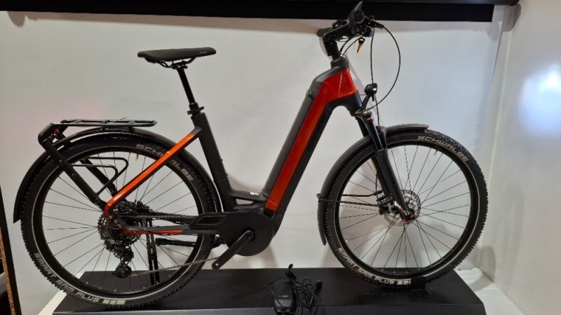 BERGAMONT E-VILLE SUV TOUR BIKE MODEL: 290930 SIZE: 54 ORIG RRP &pound;3,849 28 INCH, LITE AL-6061 TUBING, POWERTUBE BATTERY SUNTOUR MOBIE 25, 100 MM, THRU-AXLE SHIMANO DEORE LINKGLIDE, 1X10 BOSCH BES3 PERFORMANCE LINE CX, 625 WH BATTERY SHIMANO BR-MT200, HYDRA