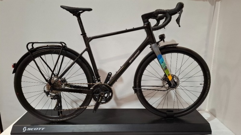 BERGAMONT GRANDURANCE RD ELITE BIKE MODEL: 291080 SIZE: 57 ORIG RRP &pound;3,099 28 INCH, ULTRA LITE HSC CARBON BGM ALLROAD CARBON RIGID FORK, DISC, THRU-AXLE SHIMANO GRX, 2X11 SHIMANO GRX, HYDRAULIC DISC SYNCROS CAPITAL RIMS, SHIMANO DYNAMO HUB SCHWALBE G-ONE 