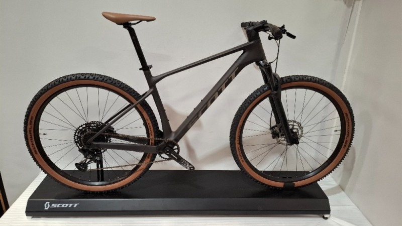 SCOTT SCALE 940 BIKE MODEL: 290169 SIZE: L ORIG RRP &pound;1,899 SCALE CARBON HMF FRAME ROCKSHOX JUDY 100MM FORK RIDELOC 2 REMOTE SRAM NX-SX EAGLE 12 SPEED SHIMANO DISC BRAKES SCHWALBE SMART SAM TYRES (SEE ALL IMAGES FOR CONDITION)