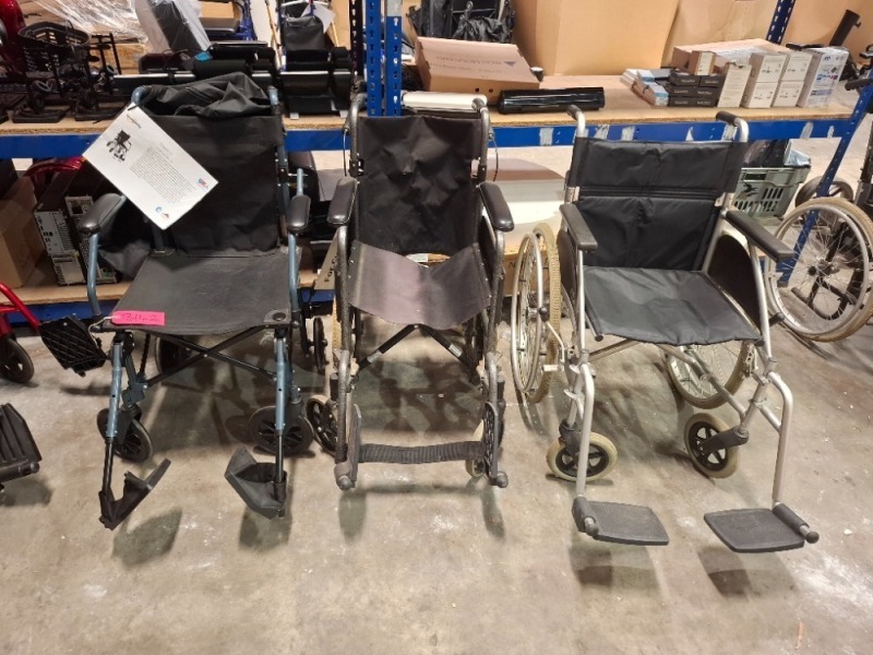 3 X MIXED WHEELCHAIRS LOT CONTAINING 1 X TRAVELITE WHEELCHAIR WITH TRAVEL BAG IN DARK BLUE , 2 X FOLDING WHEELCHAIRS IN BLACK AND SILVER