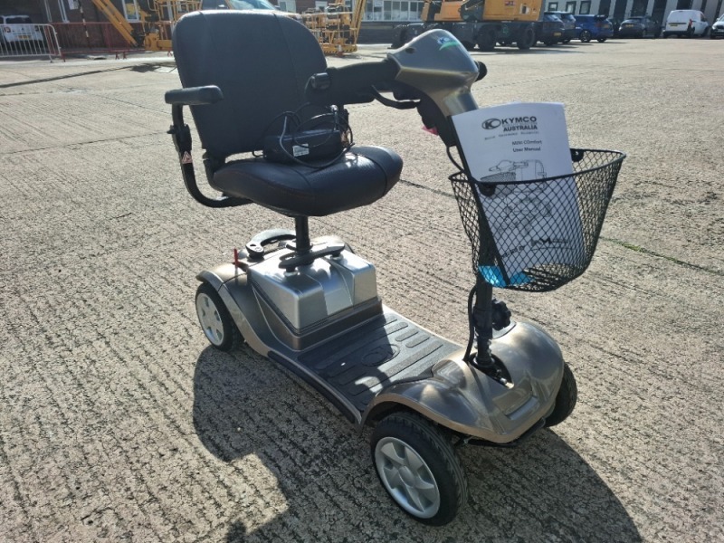 KYMCO MOBILITY SCOOTER IN SILVER WITH BATTERY & CHARGER 16 MILE RANGE - MAX SPEED 4/ MPH RRP &pound; 1,599 CONDITION - GOOD (TESTED WORKING & SEE ALL IMAGES FOR CONDITION )