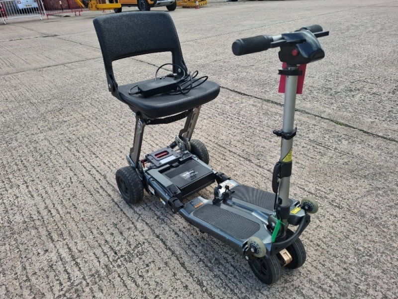 FREERIDER LUGGIE ELITE FOLDING MOBILITY SCOOTER IN GREY WITH CHARGER - TESTED WORKING WITH CHARGE REMAINING IN BATTERY CONDITION GOOD ( SEE ALL IMAGES FOR CONDITION )