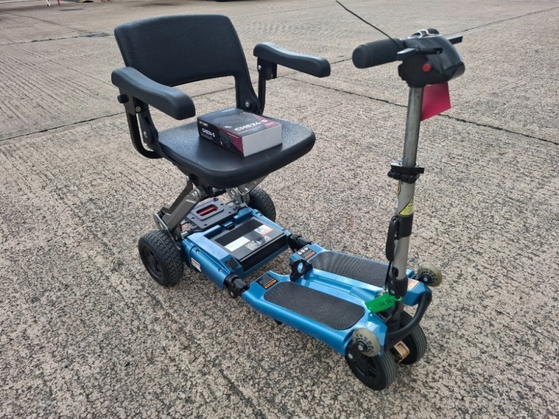 FREERIDER LUGGIE ELITE FOLDING MOBILITY SCOOTER IN BLUE WITH CHARGER - TESTED WORKING WITH CHARGE REMAINING IN BATTERY CONDITION GOOD ( SEE ALL IMAGES FOR CONDITION )