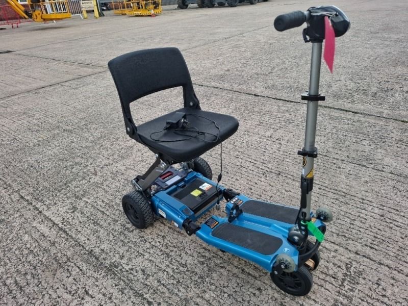 FREERIDER LUGGIE ELITE FOLDING MOBILITY SCOOTER IN BLUE WITH CHARGER - TESTED WORKING WITH CHARGE REMAINING IN BATTERY CONDITION GOOD ( SEE ALL IMAGES FOR CONDITION )