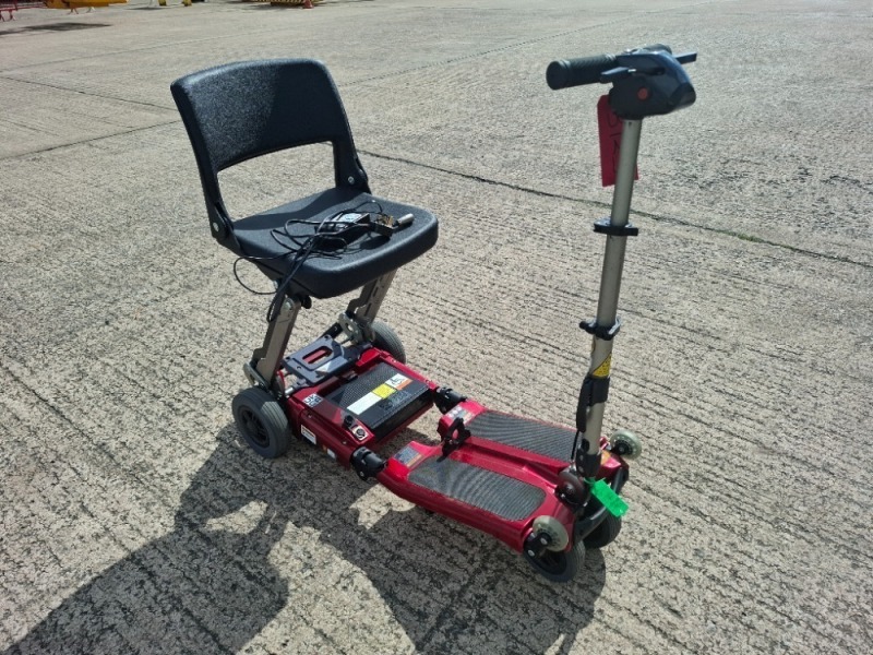 FREERIDER LUGGIE ELITE FOLDING MOBILITY SCOOTER IN RED WITH CHARGER - TESTED WORKING WITH CHARGE REMAINING IN BATTERY CONDITION GOOD ( SEE ALL IMAGES FOR CONDITION )