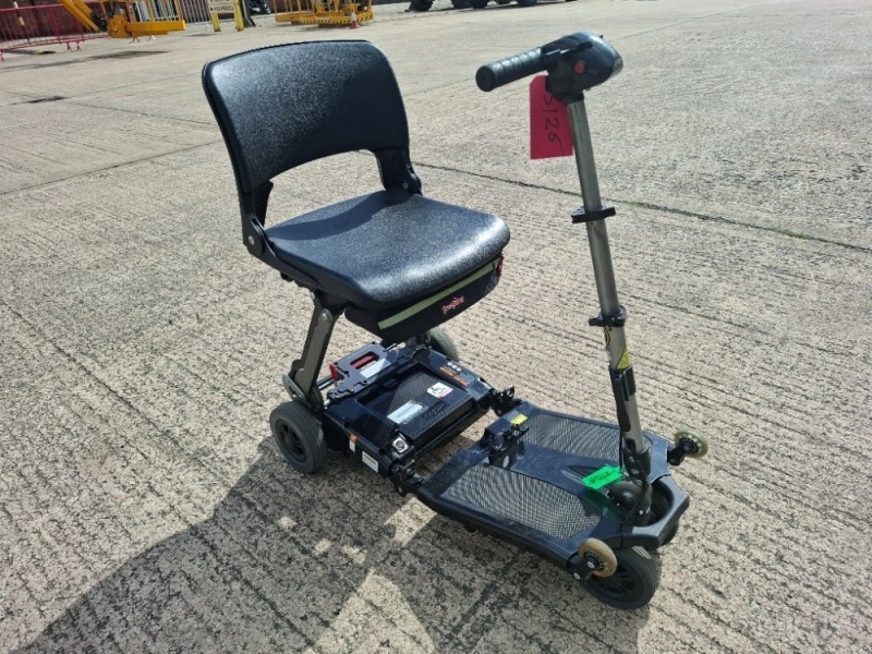LUGGIE FOLDING MOBILITY SCOOTER IN BLACK NO CHARGER - TESTED WORKING WITH CHARGE REMAINING IN BATTERY CONDITION GOOD ( SEE ALL IMAGES FOR CONDITION )