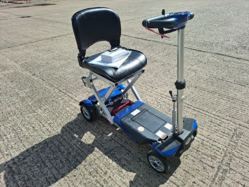 AUTO - FOLD 4 WHEEL ELECTRIC SCOOTER IN BLACK / BLUE WITH CHARGER - TESTED WORKING WITH CHARGE REMAINING IN BATTERY CONDITION GOOD ( SEE ALL IMAGES FOR CONDITION )