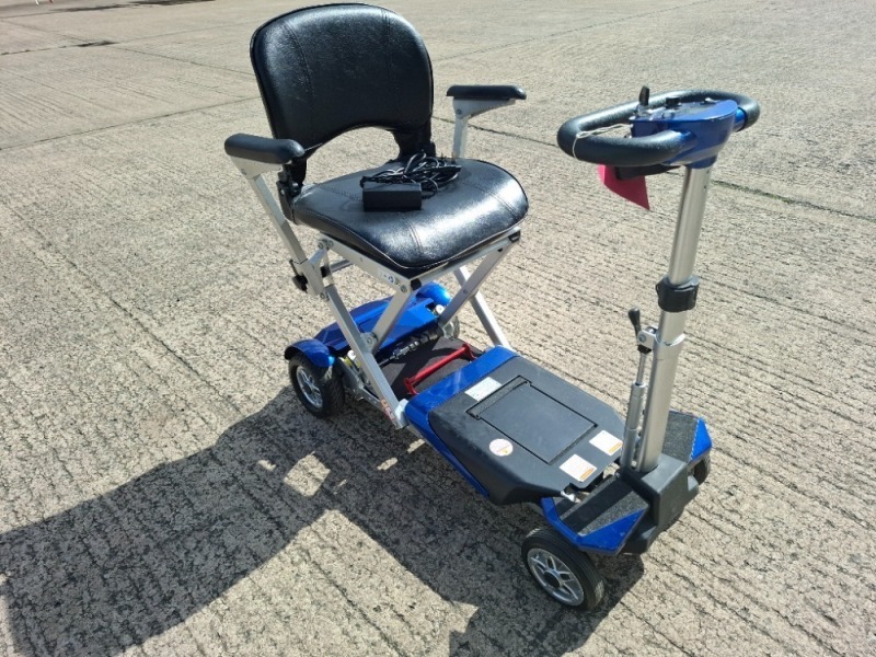 AUTO - FOLD 4 WHEEL ELECTRIC SCOOTER IN BLACK / BLUE WITH CHARGER - TESTED WORKING WITH CHARGE REMAINING IN BATTERY CONDITION GOOD ( SEE ALL IMAGES FOR CONDITION )
