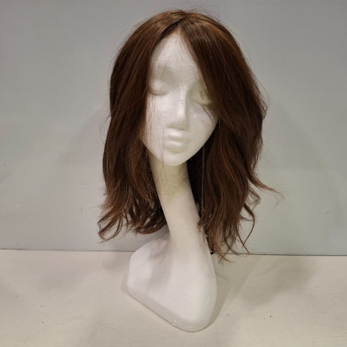 1 X BRAND NEW BRUNETTE COLOURED MID LENGTH & STRAIGHT HAIRED WIG, HEAT FRIENDLY - RRP &pound;500.00 (CODE 4, ITEM 614)