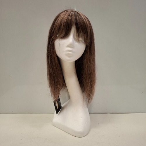 1 X BRAND NEW BRUNETTE WITH BLONDE HIGHLIGHTS COLOURED MID LENGTH & STRAIGHT HAIRED WIG - RRP &pound;425.00 (CODE 3, ITEM 16)