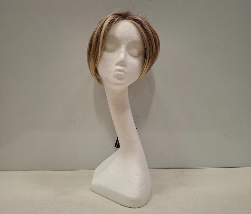 1 X BRAND NEW BRUNETTE WITH BLONDE HIGHLIGHTS COLOURED SHORT & STRAIGHT HAIRED WIG, HEAT FRIENDLY - RRP &pound;475.00 (CODE 4, ITEM 613)