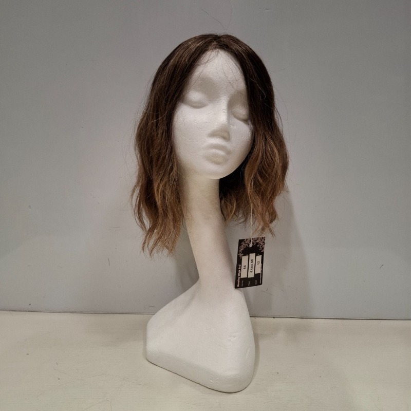 1 X BRAND NEW BRUNETTE AND BLONDE OMBRE COLOURED MID LENGTH & WAVY HAIRED WIG - RRP &pound;450.00 (CODE 3, ITEM 64)