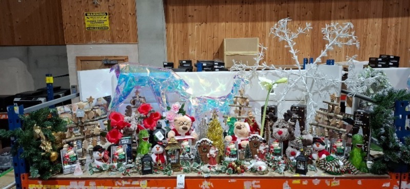 50 X MIXED CHRISTMAS LOT IN A FULL BAY CONTAINING PRISMATIC LIGHT UP DEER, 1 X LARGE LIGHT UP SNOWFLAKE IN WHITE, VARIOUS TEDDIES, SNOWMAN, BEAR, REINDEER, ETC, ( PLEASE NOTE CUSTOMER RETURNS)