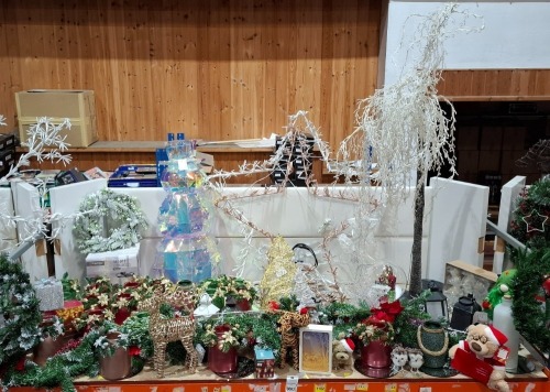50 X MIXED CHRISTMAS LOT IN A FULL BAY CONTAINING, PRISMATIC LIGHT UP SNOWMAN, 2 X LARGE LIGHT UP STARS IN WHITE AND PINK, SET OF 3 LIGHT UP PARCELS, 1.8M LIGHT UP TREE IN WHITE, ETC, (PLEASE NOTE CUSTOMER RETURNS