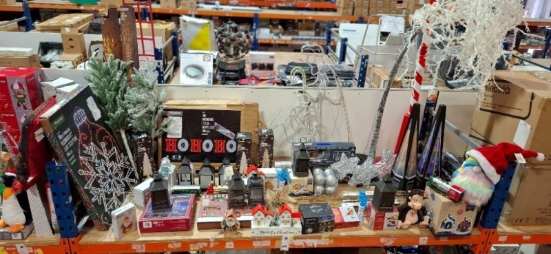 50 X MIXED CHRISTMAS LOT IN A FULL BAY CONTAINING, 3M HO HO HO TINSEL ROPE LIGHT IN WHITE AND RED, 1.8M MUSICAL LAMP POST SNOW BLOWER, 78CM TWINKLING FLEXIBRIGHTS LIGHT SCULPTURE IN RED, GREEN AND WHITE, 36CM SPINNING GLASS TREE IN WHITE, ETC, (PLEASE NOT