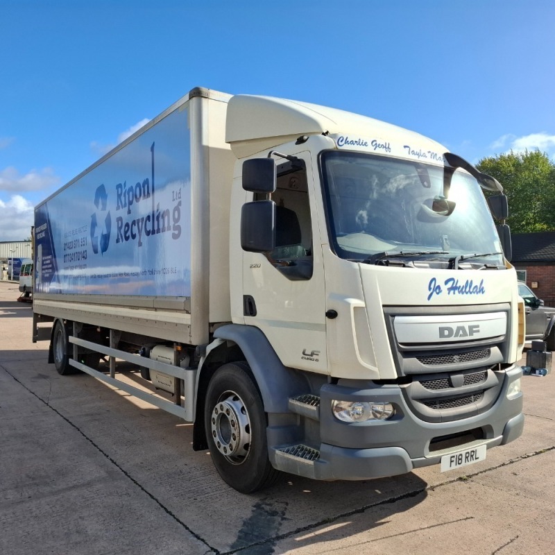 WHITE DAF TRUCKS LF, REG NO: F18RRL, ENGINE SIZE: 6700CC, FIRST REGISTERED: 26/01/2017, 423,828 KM, DIGITAL TACOGRAPH RECORDER, FRONT & REAR CAMERAS, 18 TONNE RIGID, DEL SUPER LOADER TAIL LIFT MODEL 51500G DOM-2016 S/N 99413. *PLEASE NOTE, THIS DOES START