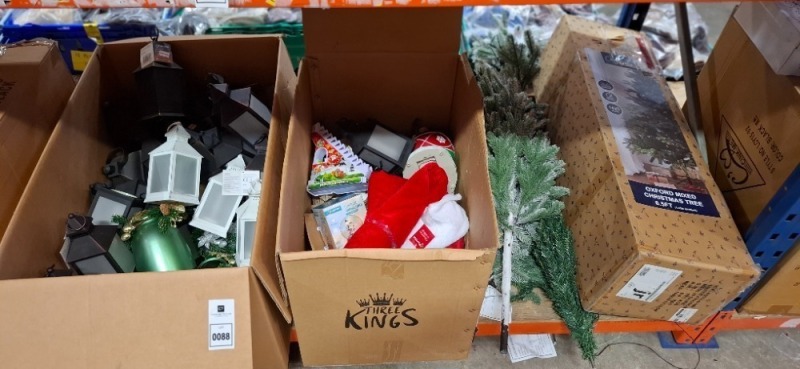 50 X MIXED CHRISTMAS AND HALLOWEEN LOT CONTAINING, 17 X BLACK LANTERNS, 3 X LANTERNS IN WHITE, 15 X FROSTED JARS IN GREEN AND WHITE, 17 CM GLOBE SNOWBLOWER, 5 X ARTIFICIAL CHRISTMAS TREE WITH NO BASE , 6 FOOT XMESS TREE (PLEASE NOTE CUSTOMER RETURNS) (IN