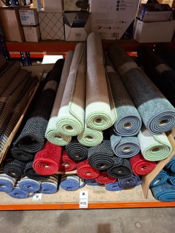 30 X BRAND NEW RUGS IN VARIOUS COLOURS BLACK/WHITE , BLUE/WHITE , RED , ETC IN SIZE 100 X 150 CM