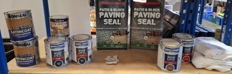 10 X PIECE BRAND NEW MIXED PAINT LOT TO INCLUDE JOHNSTONES WOOD AND METAL QUICK DRY GLOSS IN CONKER - BLUE - RED - RONSEAL SATIN CLEAR VARNISH - POLYUERTHANE VARNISH - THOMPSONS PATIO AND BLACK PAVING SEAL 5 LITRE