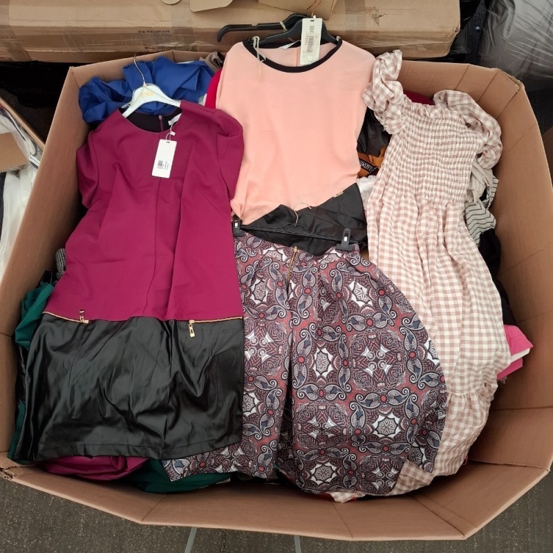 400 X BRAND NEW MIXED CLOTHING LOT CONTAINING, ARON TWO TONE DRESS IN RED AND BLACK IN SIZE 36, ARON DRESS IN BLUE IN SIZE 40, MISSLOOK DRESS IN BROWN AND WHITE IN SIZE 38, ETC, (IN ONE PALLET BOX)