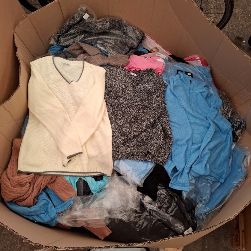 400 X BRAND NEW MIXED CLOTHING LOT CONTAINING, TRESPASS 1/4 ZIP FLEECE IN BLUE IN 2XL, CLOSED LONGSLEEVED JUMPER IN CREAM AND GREY IN ONE SIZE, TURKEY IM A GHOST T-SHIRT IN PINK IN SIZE MEDIUM, ETC, (IN ONE PALLET BOX)