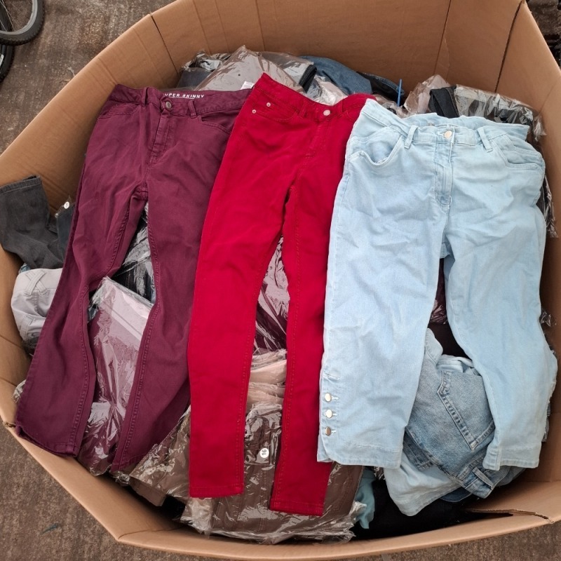 400 X BRAND NEW MIXED JEANS LOT CONTAINING, UPFASHION DENIM JEANS IN DARK BLUE IN SIZE 38, LEE RIDERS DENIM SHORTS IN BROWN IN SIZE 10, M&S DENIM JEANS IN BLUE IN SIZE MEDIUM, ETC, (IN ONE PALLET BOX)