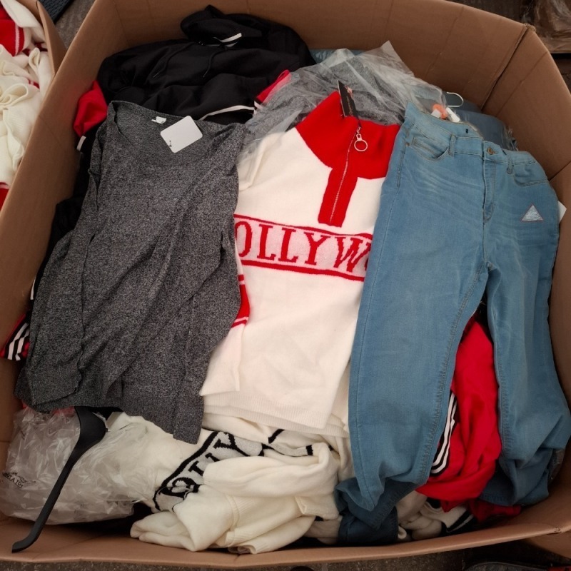 400 X BRAND NEW MIXED CLOTHING LOT CONTAINING, COPPER ROSE ZIPPED TURTLENECK SWEATSHIRT IN WHITE AND BLACK IN SIZE IN ONE SIZE, COOLOOK TOP IN RED IN SIZE SMALL, RAYON TOP IN RED IN SIZE 30, ETC, (IN ONE PALLET BOX)