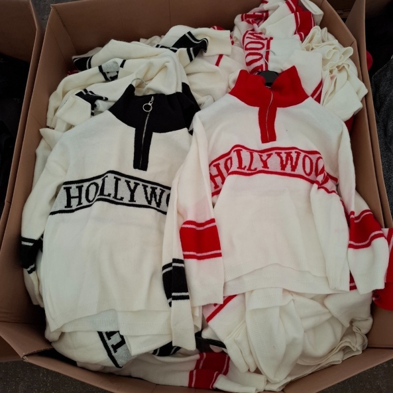 400 X BRAND NEW COPPER ROSE PARIS LOT CONTAINING, ZIPPED LONGSLEEVED TURTLE NECK IN WHITE AND RED AND WHITE AND BLACK IN ONE SIZE (IN ONE PALLET BOX)