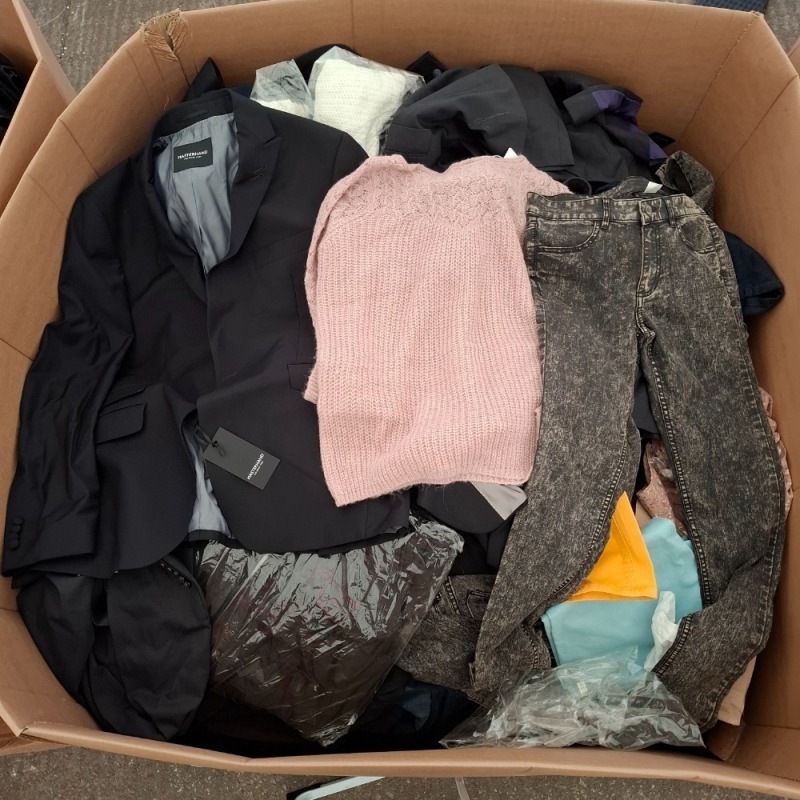 400 X BRAND NEW MIXED CLOTHING LOT CONTAINING, BAROUTTI BLAZER IN BLACK IN SIZE 50, MASTERHAND BLAZER IN BLACK IN SIZE 27, CARRELI TROUSERS IN LIGHT BLUE IN SIZE 32/12, ETC, (IN ONE PALLET BOX)
