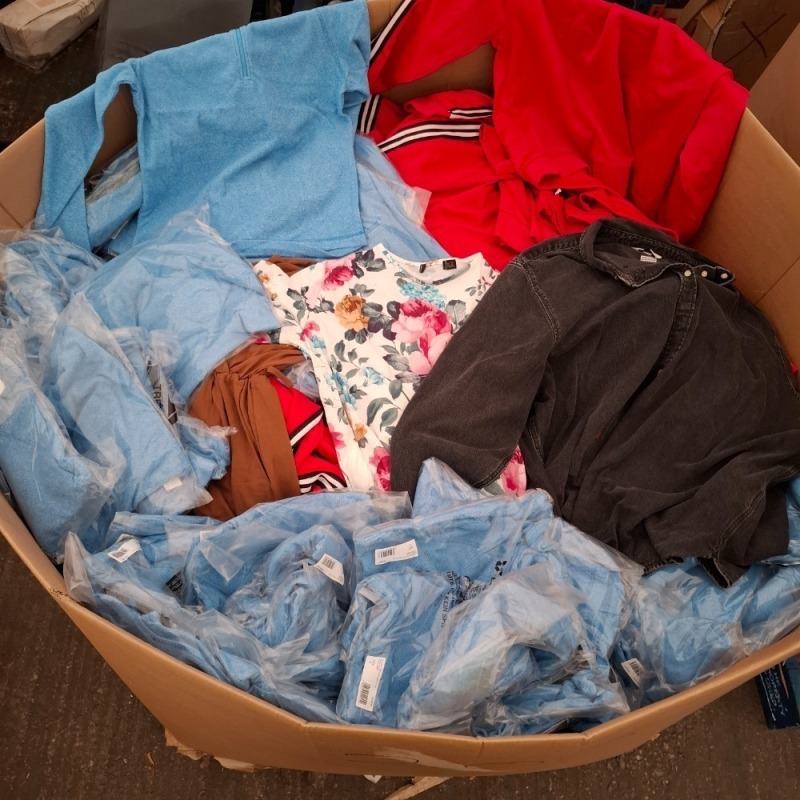 200 X BRAND NEW MIXED CRIMINAL DAMAGE CLOTHING LOT CONTAINING, JEANS IN BLUE, BLACK AND PURPLE IN SIZES 34 AND 36, PADDED JACKET IN BLACK, NAVY BLUE AND BROWN IN SIZES L, XL (IN ONE PALLET BOX)