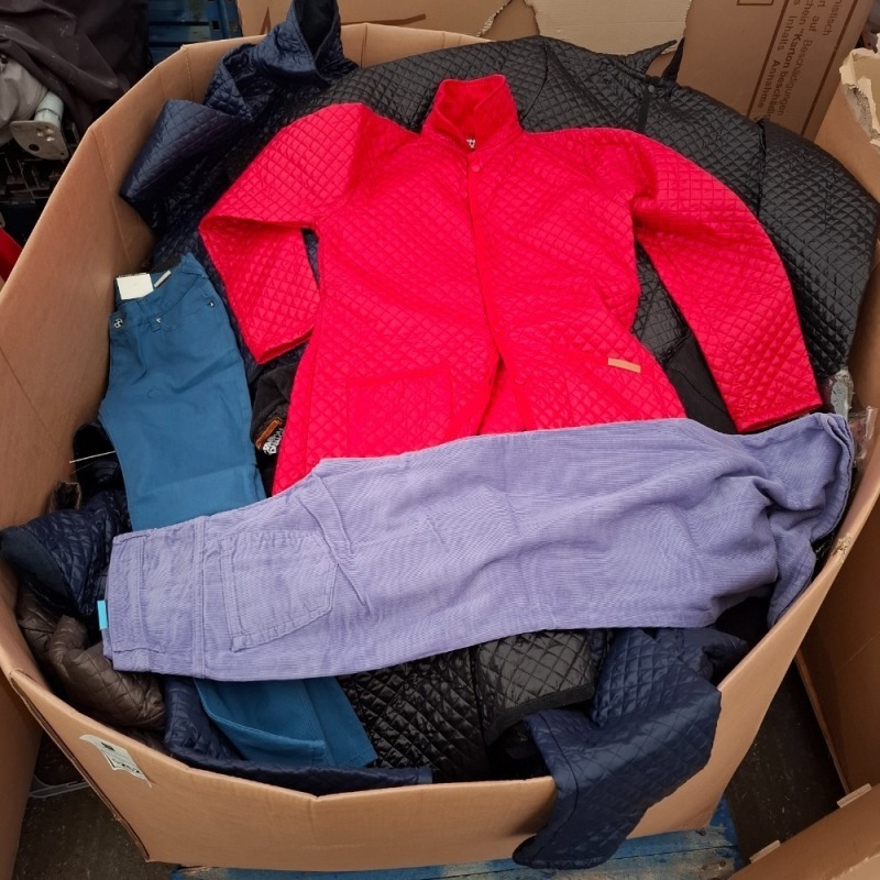 200 X BRAND NEW MIXED CLOTHING LOT CONTAINING, TRESSPASS 1/4 ZIP IN VIBRANT BLUE IN SIZES, S, M, L AND XL, GEORGE SWEATSHIRT HOODIES IN RED IN SIZE 2X, 3X AND 4X, VARIOUS DETAGGED CLOTHING ITEMS, (IN ONE PALLET BOX)