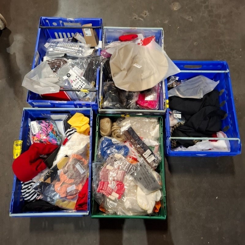 150+ MIXED ACCESSORIES LOT CONTAINING, WATERPROOF BAG IN BLACK WITH REFLECTIVE STRIP, CLEAN & CLEAR COVER & CORRECT BB CREAM LIGHT OIL FREE, ZYLIOO XXL WANDERHUT HAT IN BROWN, ETC, IN 5 TRAYS ( TRAYS NOT INCLUDED)