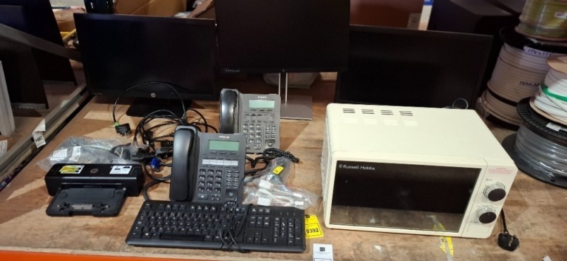10 X MIXED LOT CONTAINING 3 X HP MONITORS, 1 X RUSSELL HOBBS MICROWAVE, 2 X IPECS PHONE DESK PHONES, ETC, ON HALF A BAY