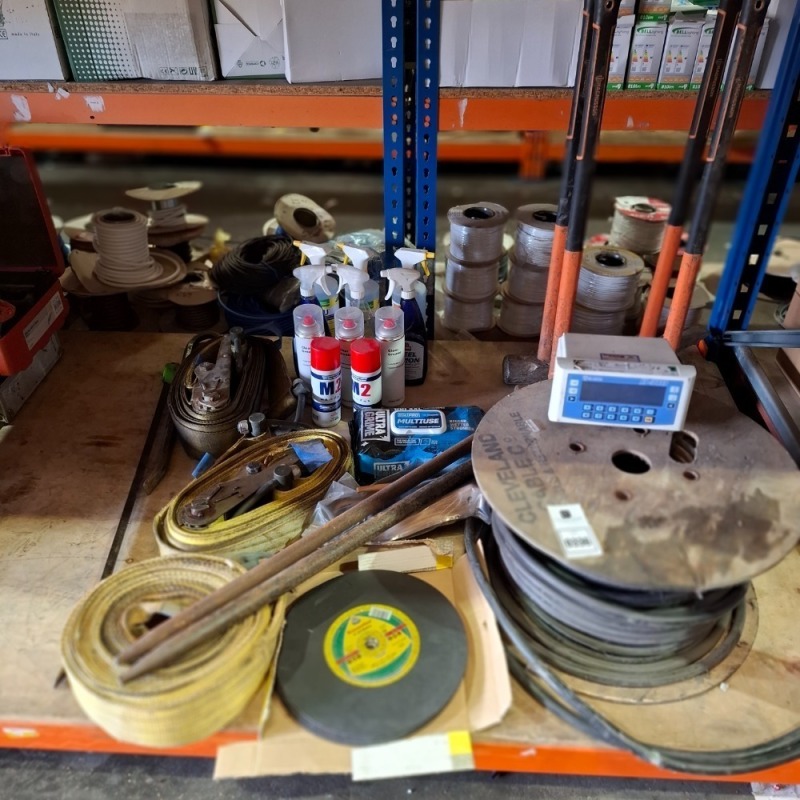 25 X PIECE MIXED TOOL LOT TO INCLUDE 2X HEAVY DUTY RATCHET AND STRAPS - HEAVY DUTY SLING - KRONENFLEX CUTTING DISC - SLEDGE HAMMERS - INDUSTRIAL CABLE 4K - CLEAR GREASE LUBRICANT SPRAYS ETC