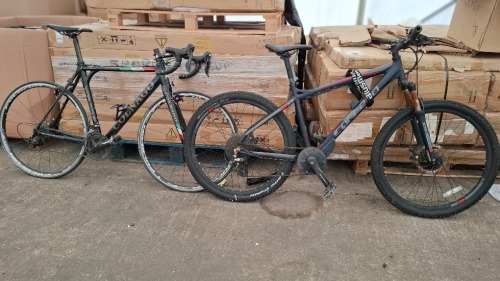 2 X MIXED BIKE LOT TO INCLUDE - 1X COLNOGO WORLD CUP RACER 55CM - 1X CARRERA VENGEANCE E-SPEC NO BATTERY 45CM