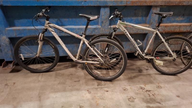 2 X MIXED BIKE LOT TO INCLUDE - 1X SPECIALIZED HARDROCK 46CM - 1X CLAUD BUTLER WRATH 50CM