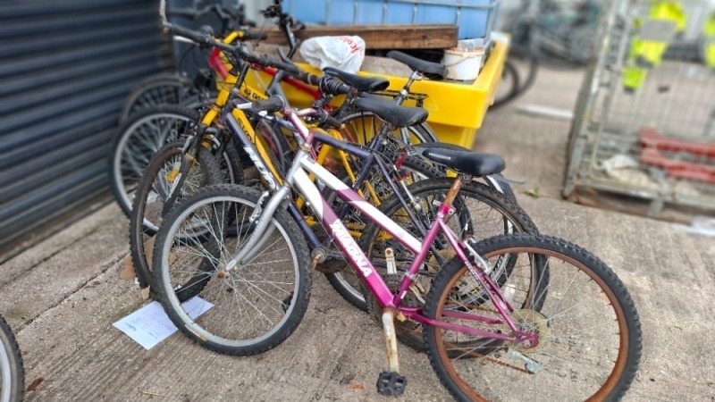 5 X MIXED BIKE LOT TO INCLUDE MAGNA BIKE - DAEWOOD BIKE -CAYMAN BIKE - HUFFY AND RIDGEBACK BIKES