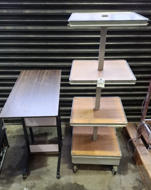 2 X PIECE LOT CONTAINING 1 SIDE TABLE ON WHEELS IN BROWN AND 1 FOUR SHELF SHOP DISPLAY UNIT ON WHEELS