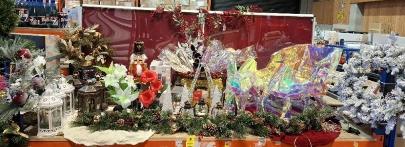 FULL BAY OF BRAND NEW MIXED PREMIER CHRISTMAS LOT TO INCLUDE REINDEER AND SLEIGH - CHRISTMAS LANTERNS - STANDING NUTCRACKER - ACRYLIC CHRISTMAS TREES - LED CANDLES - REEFS - ETC