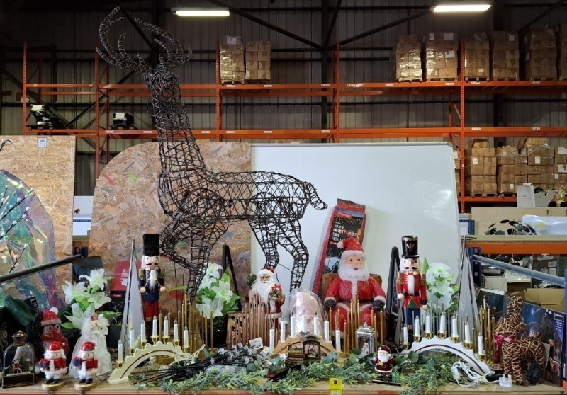 FULL BAY OF BRAND NEW MIXED PREMIER CHRISTMAS LOT TO INCLUDE LARGE REINDEER - NUTCRACKERS - ACRYLIC SNOW MEN - LED CANDLES - GARLAND - ACRYLIC PENGUIN - PLUSH SANTA - SET OF 4 MIRROR TREE PATH LIGHTS - ETC