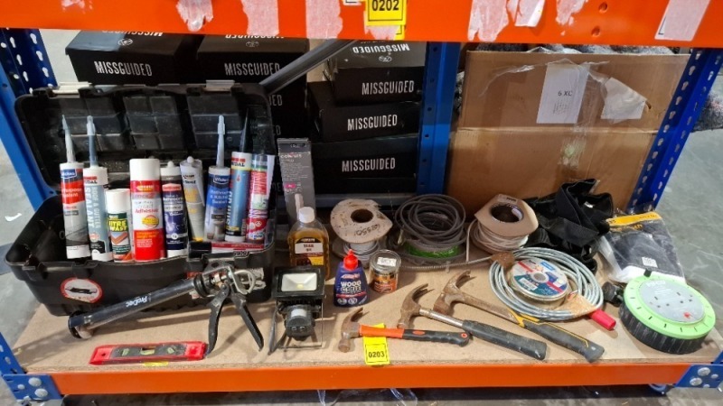 30 X PIECE MIXED LOT TO INCLUDE VARIOUS SILICONE - ADHESIVE SPRAY - SILICONE GUN - HAMMERS - ELECTRIC CABLE - EXTENSION LEAD - RONSEAL WOODSTAIN - WOOD GLUE - TEAK OIL - SMALL LEVEL - LED CABINET LIGHT ETC