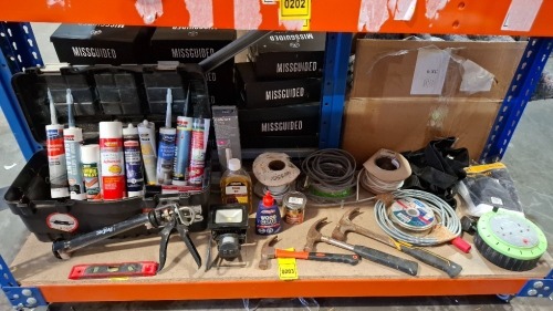 30 X PIECE MIXED LOT TO INCLUDE VARIOUS SILICONE - ADHESIVE SPRAY - SILICONE GUN - HAMMERS - ELECTRIC CABLE - EXTENSION LEAD - RONSEAL WOODSTAIN - WOOD GLUE - TEAK OIL - SMALL LEVEL - LED CABINET LIGHT ETC