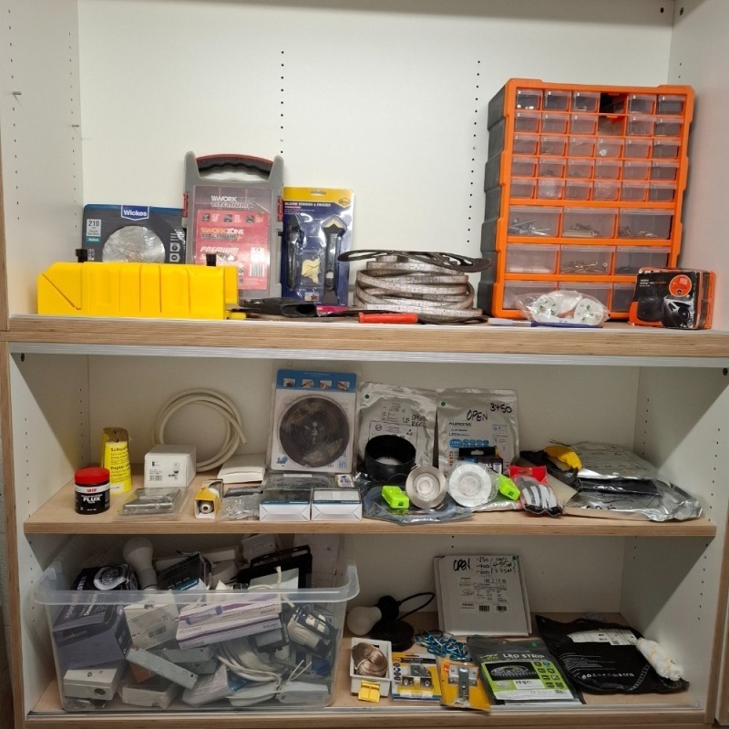 100 X PIECE MIXED TOOL LOT TO INCLUDE VARIOUS LIGHT FITTINGS - VARIOUS PLUG FITTINGS - DOOR LOCKS - LED LINE - BOLT/SCREWS ORGANISER - 2X TOOL BOXES CONTAINING VARIOUS TOOLS - METAL TOOL BOX - SILICONE GUN - SPOT LIGHTS ETC ON 5 SHELVES