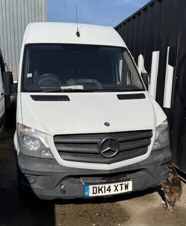 WHITE MERCEDES-BENZ SPRINTER 313 CDI DIESEL PANEL VAN 2143CC FIRST REGISTERED 12/3/2014 REG: DK14XTW 1 KEY WITH V5 MOT EXPIRED 14/9/2025 MILEAGE UNKNOWN THIS VEHICLE IS A NON RUNNER BONNET IS BROKEN **** PLEASE NOTE THIS VEHICLE IS LOCATED IN CROYDON AN