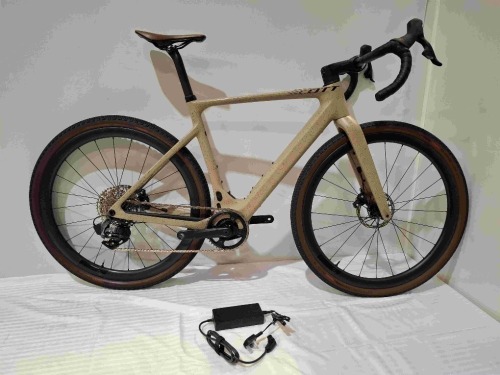SCOTT SOLACE GRAVEL E-RIDE 20 BIKE MODEL: 290625 SIZE: M ORIG RRP &pound;6,999 SOLACE ERIDE DISC HMX CARBON FRAME SOLACE ERIDE HMX FORK SRAM RIVAL XPLR ETAP AXS DISC 12 SPEED TQ MID MOTOR DRIVE 50NM MAX TORQUE, 300W SYNCROS CAPITAL 1.0 40E DISC WHEELS SCHWALBE 