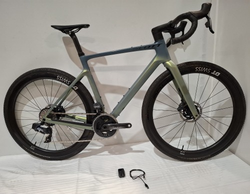 SCOTT ADDICT GRAVEL 10 BIKE MODEL: 286452 SIZE: M ORIG RRP &pound;5,199 ADDICT GRAVEL DISC HMF CARBON FRAME ADDICT GRAVEL DISC HMF FORK SRAM FORCE AXS 24 SPEED DT SWISS GRC 1400 DISC WHEELS SCHWALBE G-ONE BITE TYRES WITH BLUETOOTH CONNECTOR (SEE ALL IMAGES FOR 