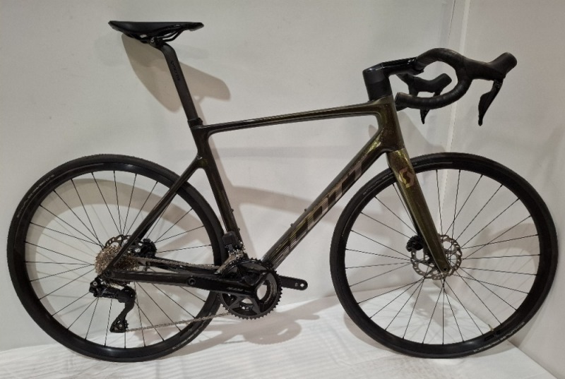 SCOTT ADDICT RC 40 BIKE MODEL: 290354 SIZE: L ORIG RRP &pound;4,449 ADDICT RC DISC HMX CARBON FRAME ADDICT RC HMX FORK SHIMANO 105 DI2 DISC 24 SPEED SCHWALBE ONE RACE-GUARD TYRES