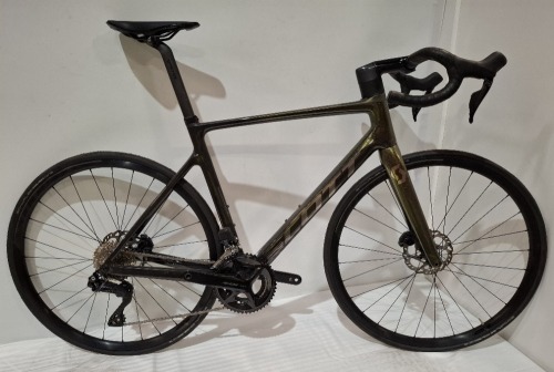 SCOTT ADDICT RC 40 BIKE MODEL: 290354 SIZE: L ORIG RRP &pound;4,449 ADDICT RC DISC HMX CARBON FRAME ADDICT RC HMX FORK SHIMANO 105 DI2 DISC 24 SPEED SCHWALBE ONE RACE-GUARD TYRES