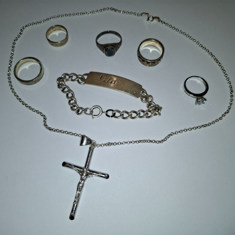 7 PCS OF SILVER JEWELLERY IE. CRUCIFIX & CHAIN, 5 X RINGS & BRACELET (AUTHORISED AS GENUINE BY AN INDEPENDENT JEWELLER)